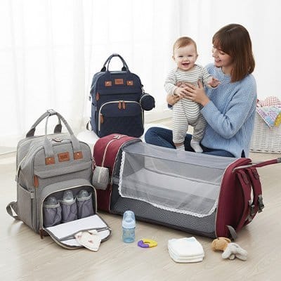 Maman avec bébé et Sacs à dos à langer Lit rouge gris et bleu