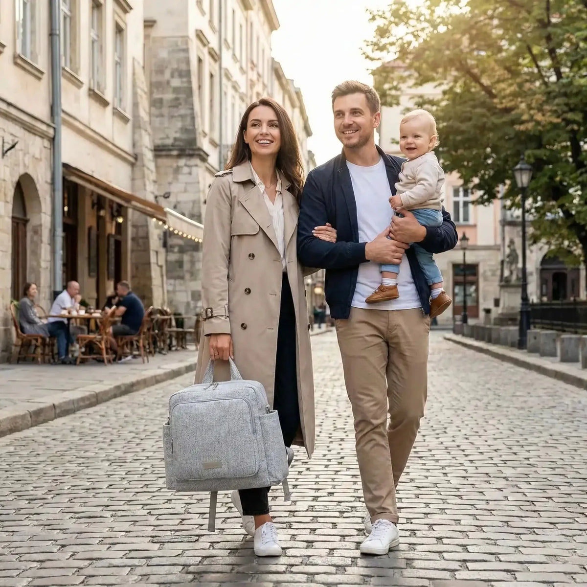 Papa et maman en ville avec bébé et Sac à langer à dos gris tweed