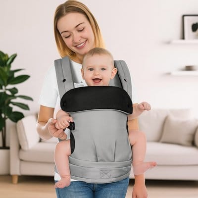 Maman et bebe avec Porte bébé physiologique gris