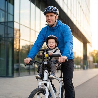 Papa à vélo avec bébé dans PORTE BEBE VELO Confort Sécurisé