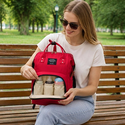 Sac à dos à langer rouge avec biberons