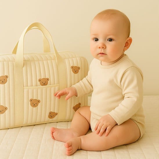Bébé et Sac a langer bebe beige avec motifs ourson