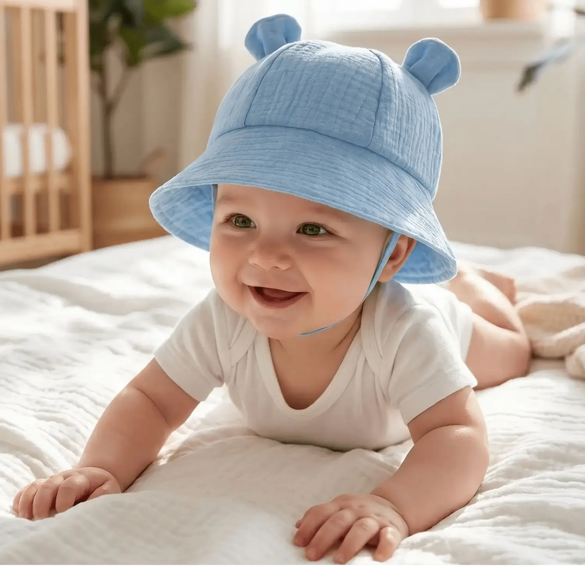 Chapeau bébé bleu porté par un nourrisson allongé dans une pièce lumineuse et chaleureuse, scène douce et naturelle