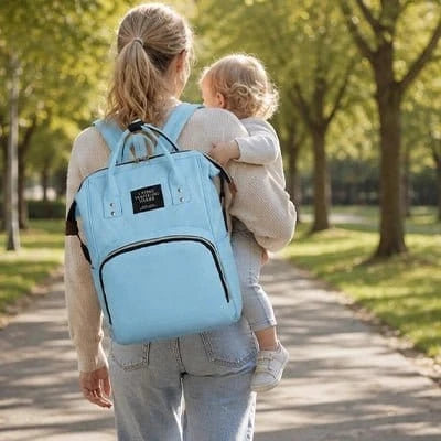 Maman-bébé en sentier avec Sac à dos à langer bleu-clair