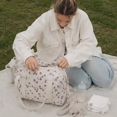 Maman au parc avec Sac a langer