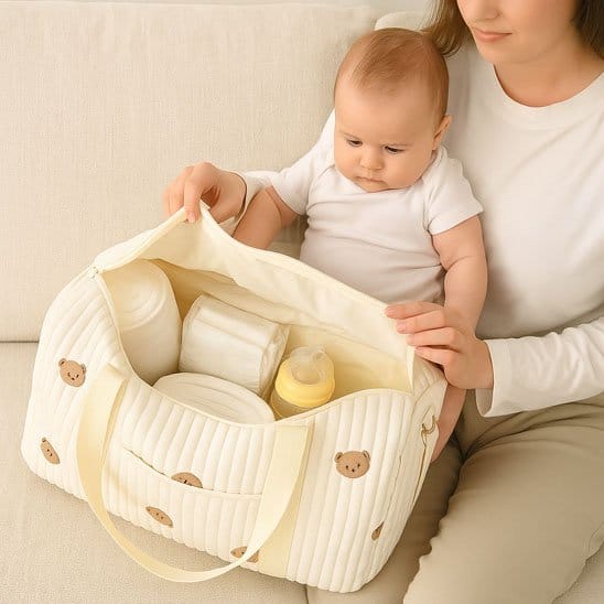 Maman avec bébé et Sac a langer bebe beige avec motifs ourson