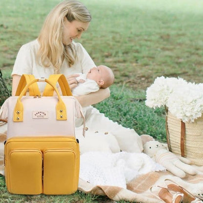 Maman et bébé au parc avec Sac à dos à langer blanc-jaune