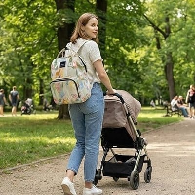 Maman marchant au parc avec poussette et Sac à dos à langer Multi Compartiments