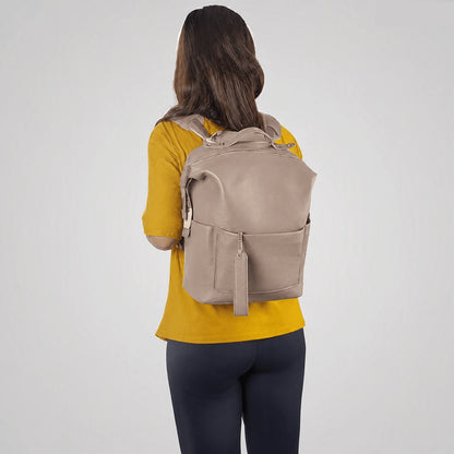 Sac à dos à langer camel porté par une personne de dos, présenté sur fond neutre pour mettre en valeur son design