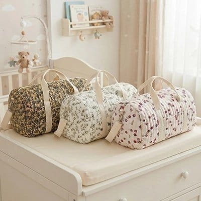 Trois modèles de Sac a langer sur une commode